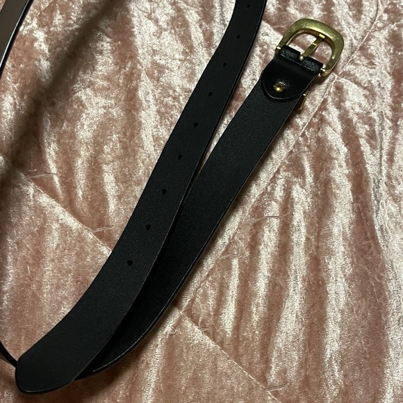 Elegant Black Leather Belt with Gold Buckle - Picture 2 of 3